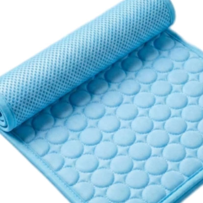 Close-up of the quilted ice-silk cooling mat, partly rolled up